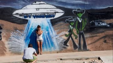 モハベ砂漠で宇宙人を探す旅――ＵＦＯ目撃証言からエイリアン像まで　「真実はそこにある」