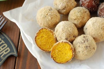 ホットケーキミックスで簡単！ふんわりもっちり♡甘さひかえめかぼちゃドーナツのレシピ