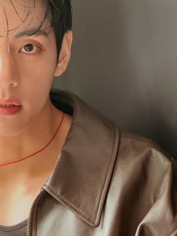 「BTS」V、雰囲気ある秋の男に…除隊後に男性美爆発