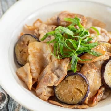 【なすがあったらとりあえずコレ作って】「味付けこれだけでウマい」炒めるだけOK！なすと豚バラのにんにくポン酢炒めのレシピ