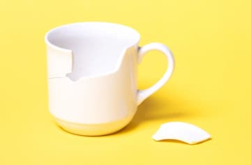 出張先のホテルで「ガラスのコップ」を割ってしまった！ 報告せずに“チェックアウト”すると、後日連絡がきて「弁償の請求」をされますか？ 正直に伝えれば大丈夫でしょうか？