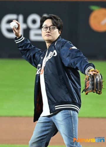 【PHOTO】Peppertones イ・ジャンウォン＆ペ・ダヘ夫婦、始球式と国歌斉唱のため野球場に登場