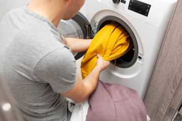 一人暮らしでなかなか「洗濯物」を干す時間がない…週に3回「コインランドリー」で乾燥機にかけるのと、「衣類乾燥機」を導入するのでは費用はどれくらい変わる？