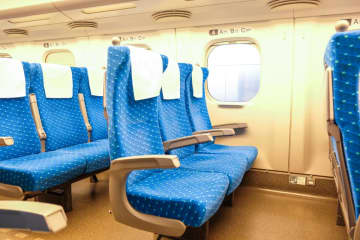金沢旅行で「北陸新幹線」に乗りますが、夫が普通席ではなく“グランクラス”を希望…「1万8000円」も高いので反対なのですが、料金に見合う価値があるんですか？