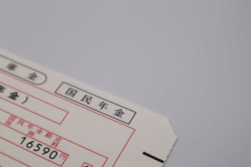 仕事を辞めて、毎月2万円近い「国民年金保険料」を払うのが厳しい…免除制度があると聞いたのですが、保険料を免除してもらったら将来の年金はまったくもらえなくなるんでしょうか?