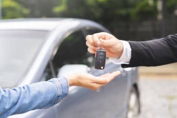 親が「500万円」の車を「50万円」で譲ってくれました。友人から贈与税を心配されたのですが、現金をもらっているわけでもないので、申告の必要はないですよね？