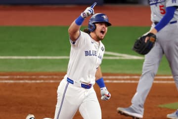 ワールドシリーズで代打満塁弾を放ったブルージェイズの若武者はイチローに憧れて左打ちを始めた“変わり種”＜SLUGGER＞