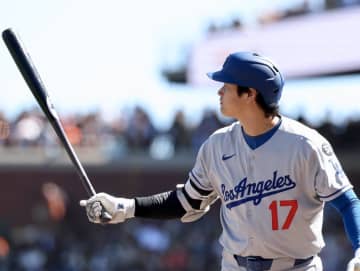 大谷翔平、ワールドシリーズ第1号となる2ランを放つもブルージェイズに完敗。ロバーツ監督「本塁打をきっかけに調子を上げていってほしい」