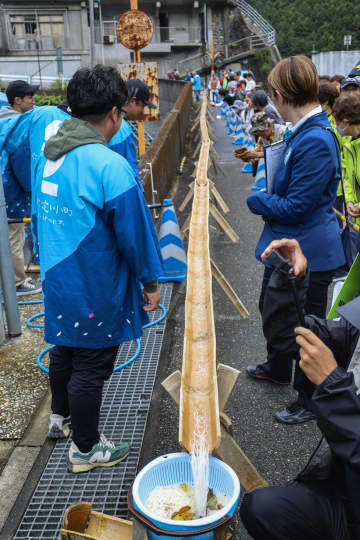 流しそうめんでギネス更新、高知　清流の町、仁淀川町
