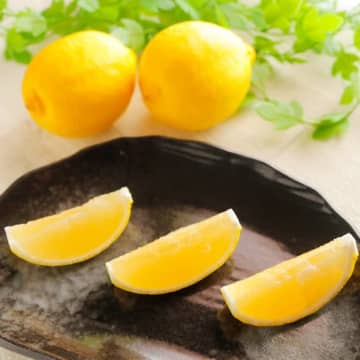 【もっと早く知りたかった】「レモンを3カ所切るだけで！？」汁ハネ問題これで解決！