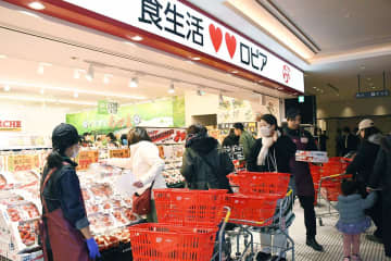ロピア、創業の神奈川で攻勢　30店舗目開店に100人超行列　安価な肉類、高騰するキャベツは1玉199円