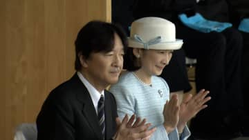 秋篠宮ご夫妻と佳子さまが全国障害者スポーツ大会に出席　佳子さまは女子平泳ぎの試合観戦…障害児の施設訪問も