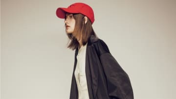 【明日なに着る？】軽やかなのに品よく着られる「タフタ素材」のトレンチコート