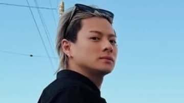 平野紫耀 銀髪×デコだし×ブラックコーデの彼氏感あふれる“デート風”ショットにファンもん絶「ドキドキしちゃう」
