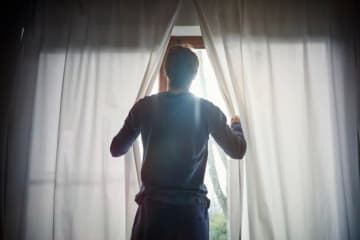 真夜中に聞こえた衝撃音。翌朝、脱衣所の扉を開けると…“とんでもない光景”にネット「なぜこんなところに？」