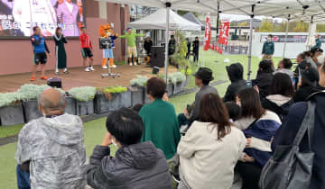 川崎競輪のイベント盛況、板根選手ら現役3人がカラオケ熱唱　スタンド改修前に「秋祭り」　移動動物園に子供も笑顔