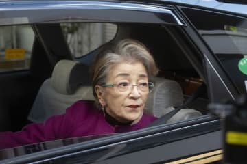 おしゃべりなマダム・倍賞千恵子と無愛想な運転手・木村拓哉が乗車早々ギクシャク！？『TOKYOタクシー』本編シーン