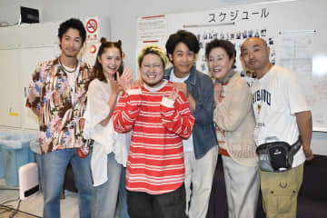 『ちょっとだけエスパー』撮影現場をこっちのけんとが訪問　大泉洋や宮﨑あおいと記念撮影