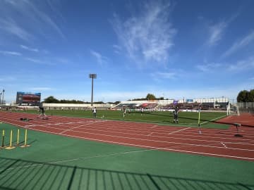 秋田商と明桜が全国第1号をかけて熱戦　9時35分キックオフ