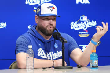 ドジャース・大谷翔平に「帽子とデコイのジャケット返して」 敵将が会見で会場沸かす