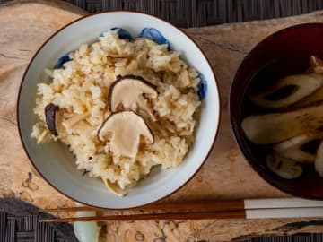 料理人・笠原将弘『松茸ご飯とお吸い物』の作り方が話題！プロが実践する『お店のレシピ』を大公開…絶品レシピに主婦からコメント殺到「いいんですかね無料でみれるなんて…」「ちゃんとした調理方法をしりたかったので助かりました」「日本料理人の真骨頂が観られる神回」