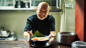 修業のつもりが、傍からは「ボンボンおじいさんの道楽旅行」扱い…年金280万円と相続財産3,000万円で、ラーメン屋開業の「65歳・新米店主」、修行後に目にした絶望の光景【FPが解説】