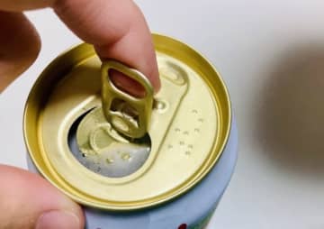 最悪…満員電車で隣のおじさんが缶ビール「プシュ！」漂うおつまみ＆ゲップ臭がマスク貫通「ここの空気は吸いたくない！」気持ち悪くなった男性