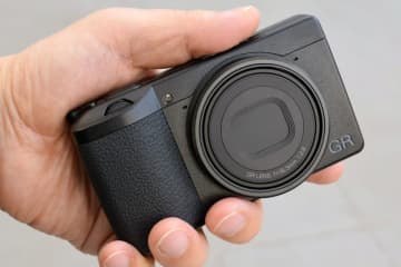スナップシューター「RICOH GR III / GR IIIx」が超小型フラッシュ「GF-2」装着時の露出自動調整に対応
