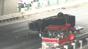 「ワゴン車が横転している」首都高湾岸線でIC分岐部分に突っ込み横転…20代男性ドライバー搬送も軽傷