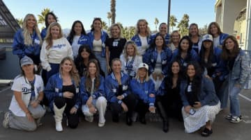 ド軍婦人会集合ショットに“チラリ”真美子さん　つつましい姿に「大谷翔平の奥さんなら前行ってもいいと思うけど」「見切れ、好き」