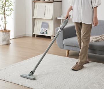 【常識破りの軽さ】リンゴ1.5個分の「520g」なのに吸引力15,000Pa！simplusから最強コスパの超軽量2WAYコードレス掃除機が登場！