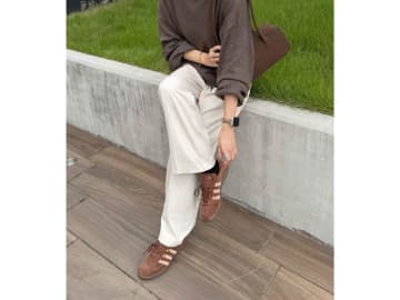 大人はスニーカー、こう履きます！【adidas】明日からマネしたい「カジュアルコーデ」