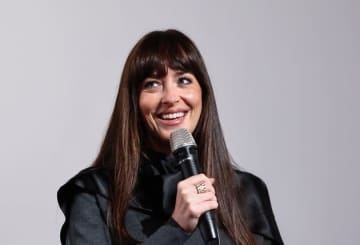 体の透けるドレスを着続ける理由、ダコタ・ジョンソンが明かす。衣装選びの基準は