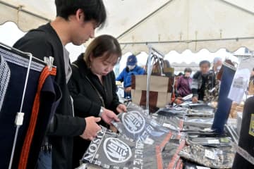 受刑者手作り品販売　3000点ずらり　水戸刑務所で矯正展　茨城・ひたちなか