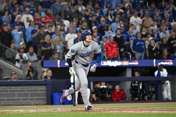 大谷ドジャースNHK中継で「気になりすぎる」「集中できない」　背後に映る“白い男性”が話題