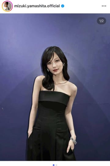 山下美月、デコルテあらわな黒ドレス　妖艶な表情に反響「色気纏いすぎ」「大女優の風格」