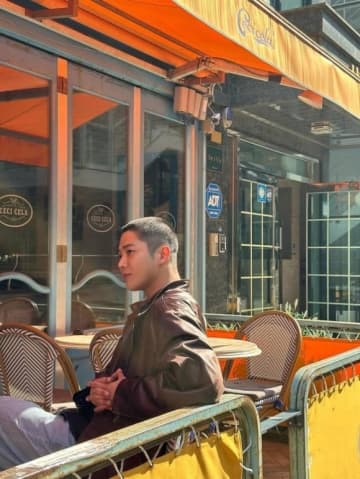 “明日入隊”ロウン、坊主頭を電撃公開！爽やかなビジュアルにファンから絶賛の声