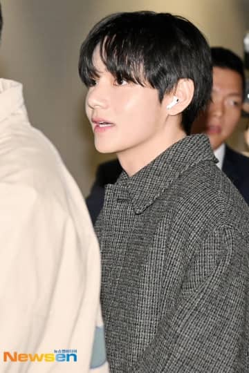 【PHOTO】BTSのV、海外スケジュールのためアメリカへ出国…魅力的な秋コーデ（動画あり）