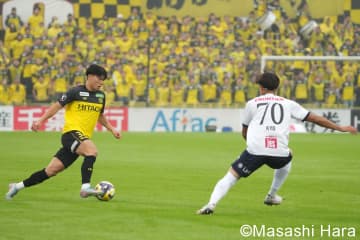 雨の日立台で“神ユニット”誕生!?｢ふたりともめちゃ可愛い｣黄色×水色ユニフォーム姿の“勝利の女神”ツーショット！  8年ぶりの再会に｢大人になったねって言われた｣