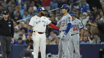 大谷翔平とゲレロJr.がフェアプレー　塁上で接触もお互いを支え合う気遣い　胸をポンとたたくジェスチャー