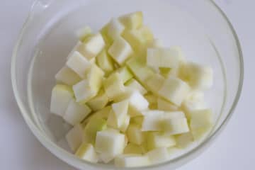 丸めて焼くだけ超簡単！さくホロッ食感♡米粉のりんごスコーンのレシピ