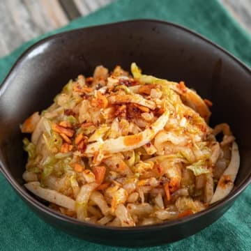【多分、白菜の一番ウマい食べ方かも】「もう抱えて食べたいレベル」切って和えるだけ！簡単ピリ辛白菜レシピ