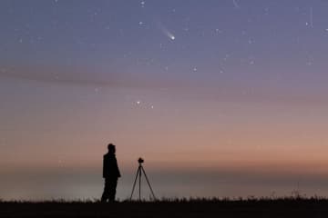 千年に1度、天を駆け巡るレモン彗星