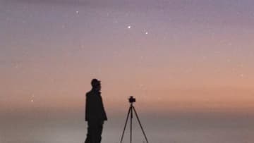 千年に1度、天を駆け巡るレモン彗星