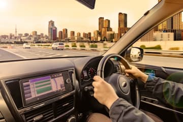 家族4人で「東京→大阪」へ旅行！ 新幹線だと“往復11万円”かかるけど「車」ならいくら？“高速料金・ガソリン代”も踏まえ費用・メリットを比較