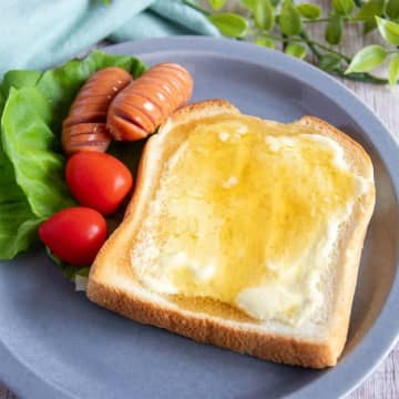 【バターの代わりに塗ってみて！】「バターよりコクがあってうまっ」「甘じょっぱさがたまらない」激ハマりトーストレシピ