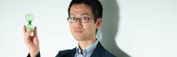「静的な深みを感じる演技が素晴らしい」高橋一生主演で『渚の螢火』がドラマ化！　作家・坂上泉に訪れた人生最大の「エラいこっちゃ」