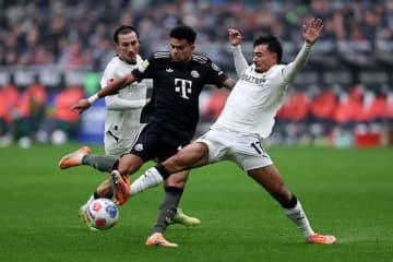 「残忍なキック」「試合を台無しにした」22歳韓国代表、バイエルンFWへの“殺人タックル”で19分レッドに辛辣批判！母国メディアは茫然「韓国ダービーはあっという間に終わった」