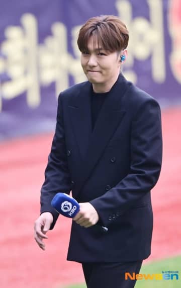 【PHOTO】BTOB チャンソプ、国歌斉唱のため野球場に登場