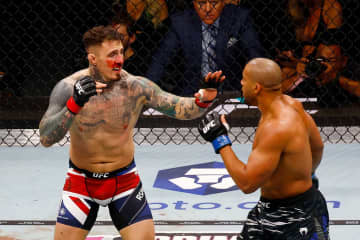【UFC】「めちゃくちゃ痛そう」ヘビー級タイトル戦でまさかの結末　“目突き”の瞬間が「危険すぎる」